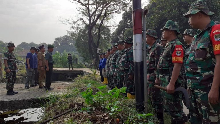 60 Personel Gabungan Kodim dan PUPR Depok Diterjunkan Bersih-bersih Kali Parakan Jati