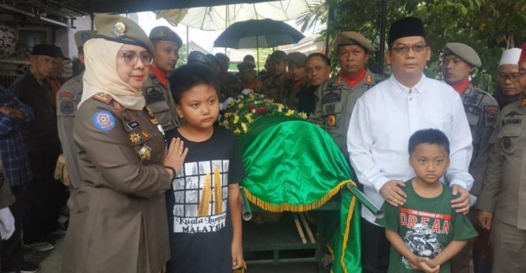 Sekdis SatpoPP Kota Depok Yang Meninggal Saat Sholat Dzuhur Akhirnya Dimakamkan