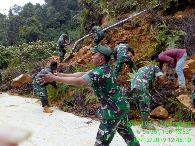 Tim Penanggulan Bencana Kodim 0603/Lebak Berhasil Selamatkan 9 Orang Korban Terjebak Longsor
