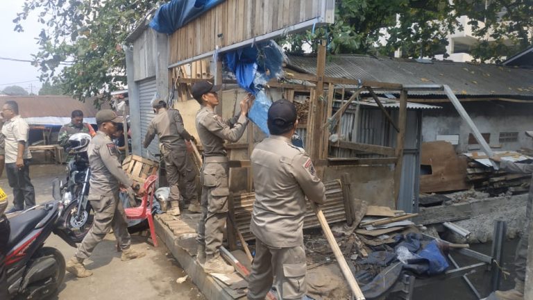 Langgar Perda dan Kerap Sebagai Tempat Ngumpul WTS, Bangunan di Kelurahan Kemirimuka Dibongkar