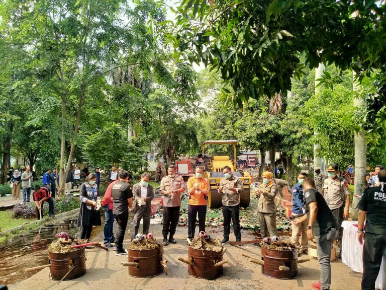 Antisipasi Gejolak Nataru, Satpol-PP dan Polresta Depok Musnahkan 6.694 Botol Miras 56 Kg Ganja