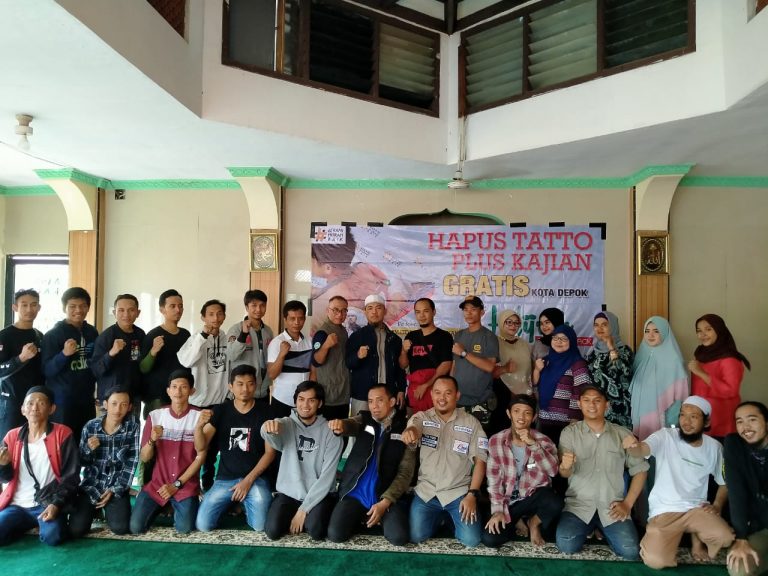 Lebah Tebarkan Kebaikan Dengan Menghapus Tatto