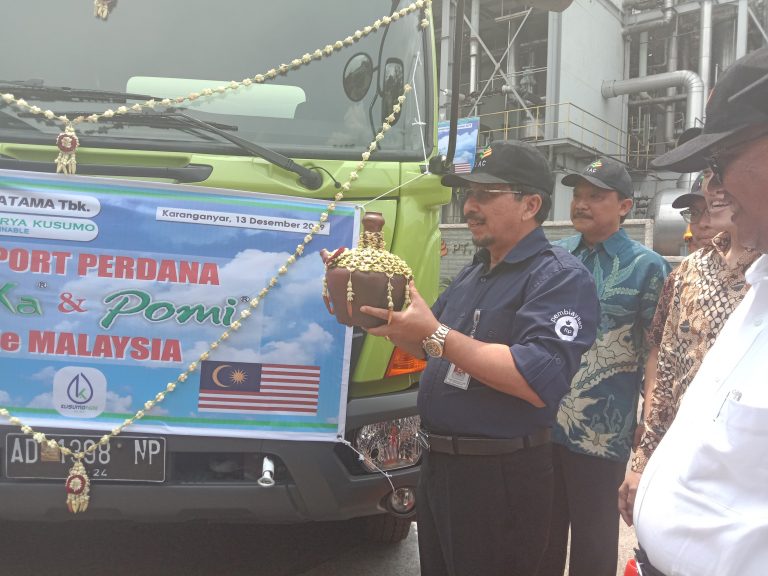 Kementan Lepas Ekspor Perdana 10.000 Liter Pupuk Organik  ke Malaysia