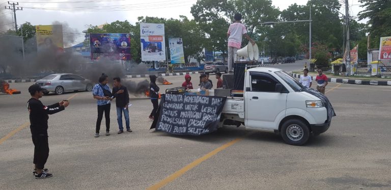Mahasiswa Unjuk Rasa Tolak Pelantikan Bupati Buton Selatan La Ode Arusani