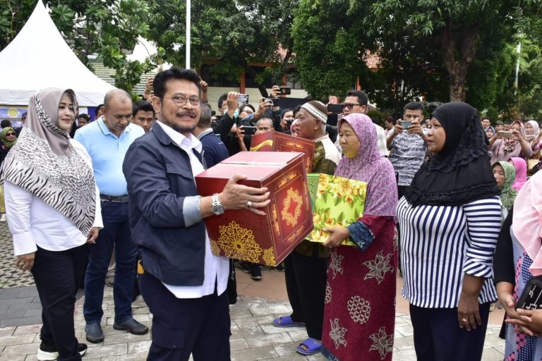 Mentan Syahrul Serahkan Bantuan ke 5 Titik Banjir di Jakarta-Tangerang