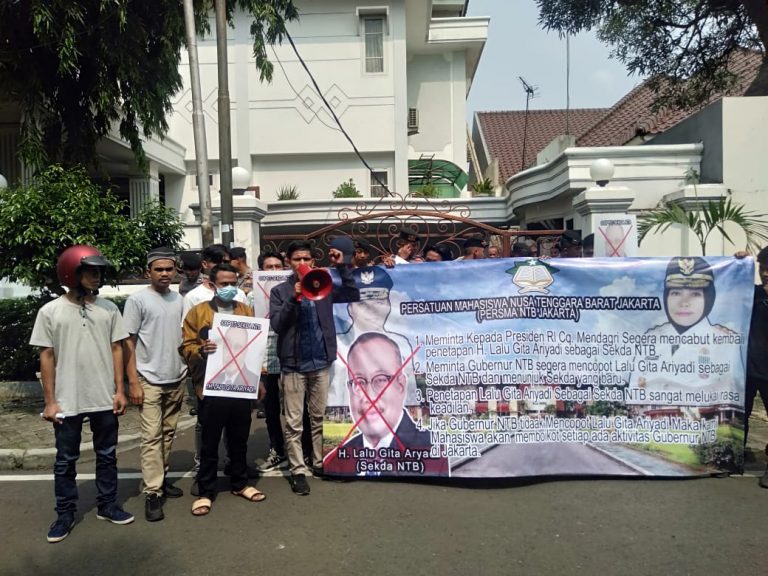 Diduga Ada Unsur Suap Dalam Penetapan Sekda NTB Lalu Gita Aryadi, Persma Kepung Wisma NTB