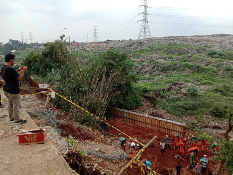 Cerita Mistis Saat Proses Evakuasi 33 Makam di Pasir Putih Yang Longsor