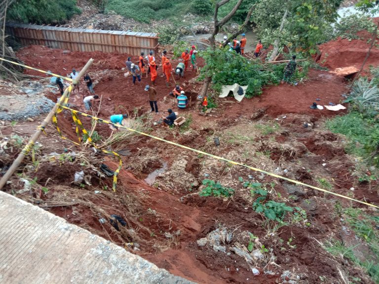 33 Makam Dilokasi Yang Longsor di Evakuasi