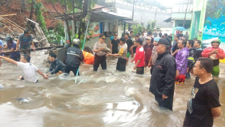 Tertimpa Tembok Gudang Yang Longsor, Tukang Ojek Online Meninggal Dunia