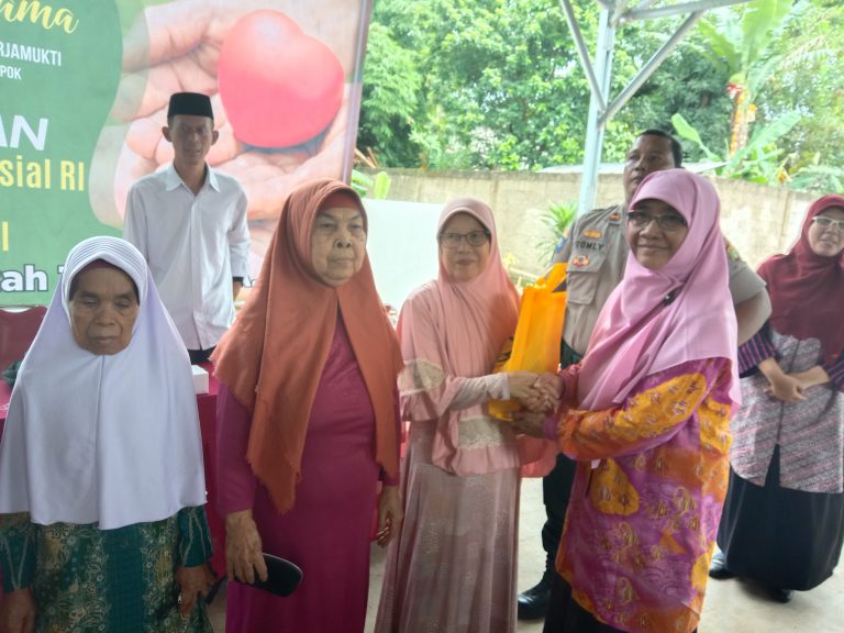 Gandeng Karang Taruna Harjamukti, Anggota DPR RI Fraksi PKS Ini Bagikan Ratusan Paket Sembako