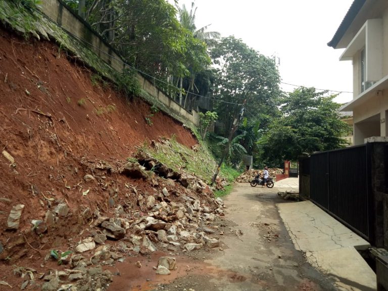 Warga Griya Lembah Depok Harap Pemkot Depok Perbaiki Tebing Yang Longsor