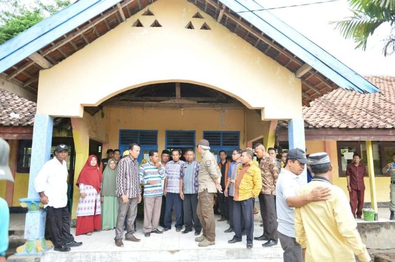 Wabup Dahlan Tinjau Sekolah dan Rumah Warga Yang Terdampak Banjir di Kecamatan Sanggar