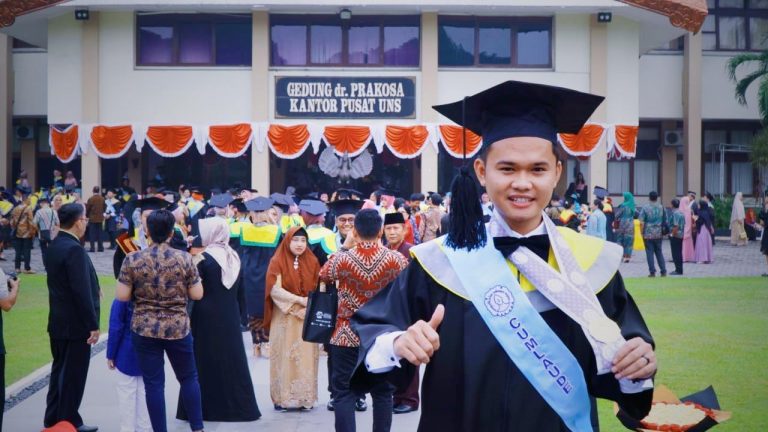 Ryzal  Perdana Raih Doktor Termuda di Usia 27 Tahun
