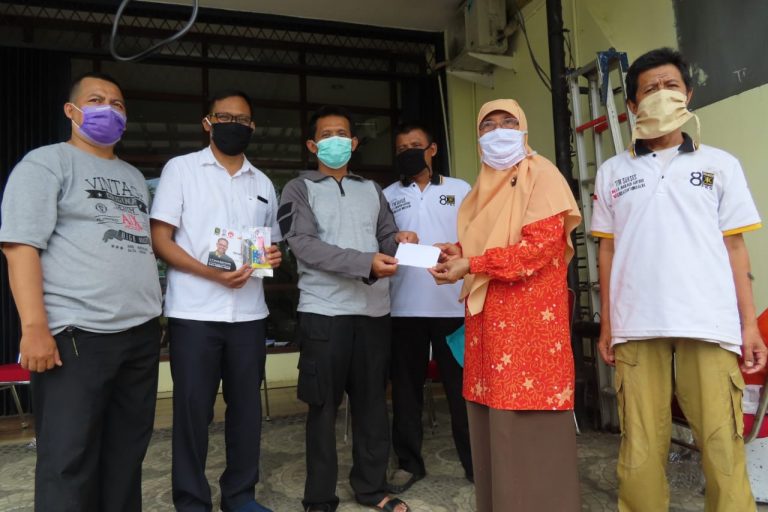 Anggota DPR RI Fraksi PKS, Bagikan Masker dan Hand Sanitizer Gratis Kepada Warga