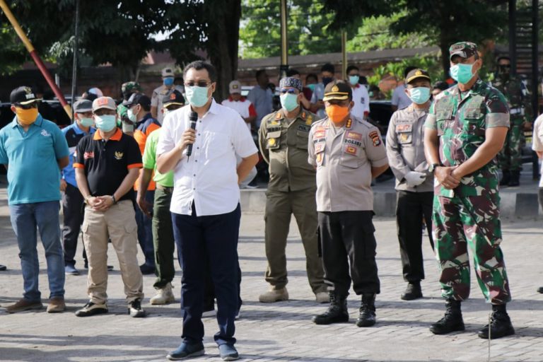 Pemerintah Bersama TNI dan Polri Lakukan Penyemprotan Disinfektan di Pasar Tradisional