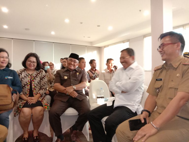 76 Perawat Mitra Keluarga Berinteraksi Dengan Pasien Corona