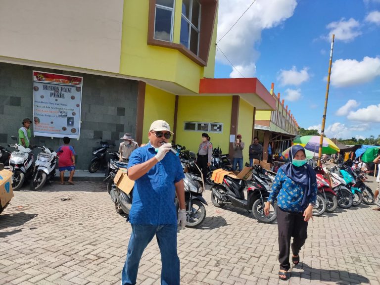 Cegah Corona, H. Najamuddin Moestafa Anggota DPRD NTB Bagikan Masker dan Hand Sanitizer Serta Cek Suhu Tubuh Warga
