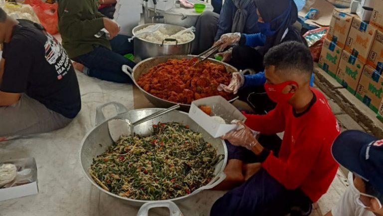 PMI Depok Bagikan 500 Nasi Boks Untuk Warga Tapos
