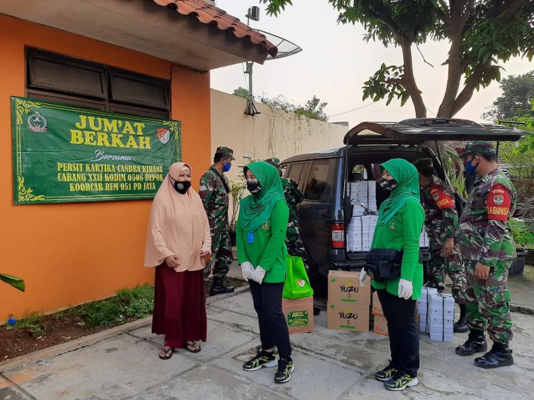Jumat Berkah, Persit Kodim Depok Bagikan Ratusan Nasi Kotak