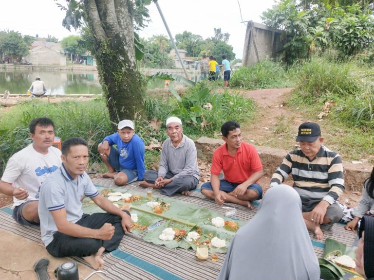 Biar Adil Dan Merata,Warga RT 06/10 Kelurahan Pondok Terong Gunakan Bansos Untuk Acara Makan Bareng