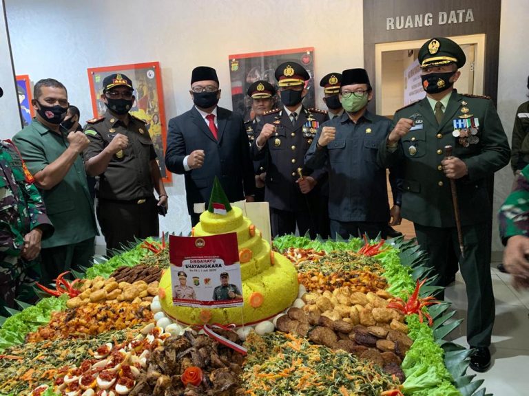 Hut Bhayangkara, Kodim Depok Hadiahkan Nasi Tumpeng Berukuran Jumbo ke Polres Metro Depok