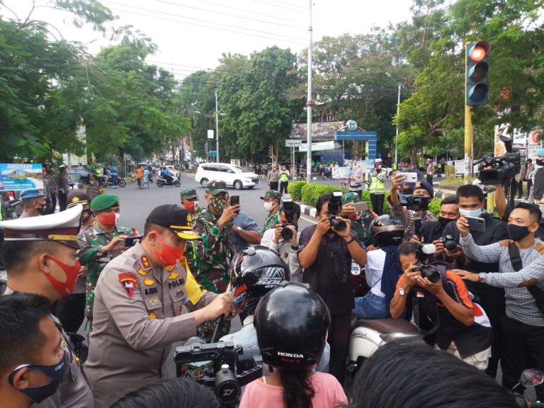 Rasa Sayang Kapolda Yang menyatu dengan Masyarakat NTB, TNI-Polri Bagi Helm dan Masker