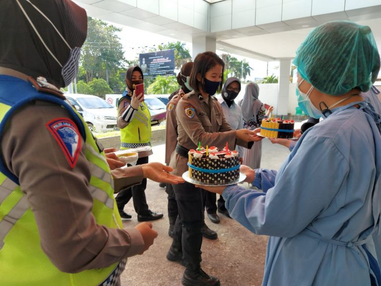 Polwan Polda NTB Kunjungi Petugas Medis di Hari Bhayangkara ke-74