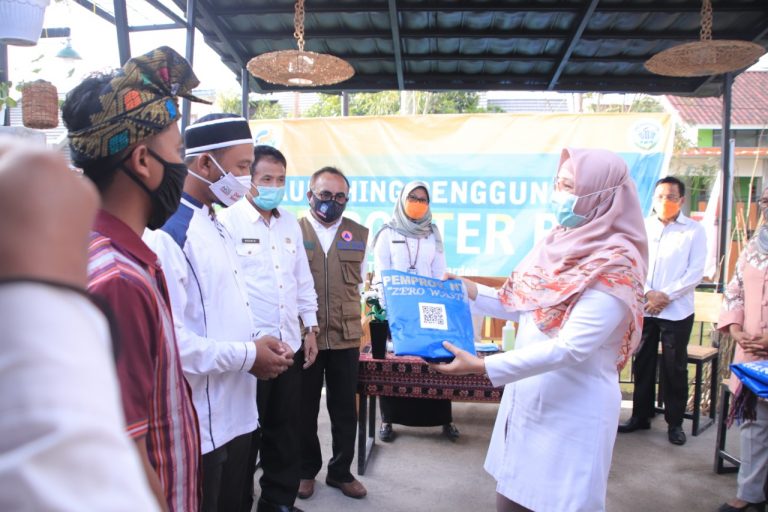 Zero Waste, Wagub NTB Bagikan Tong Sampah Komposter