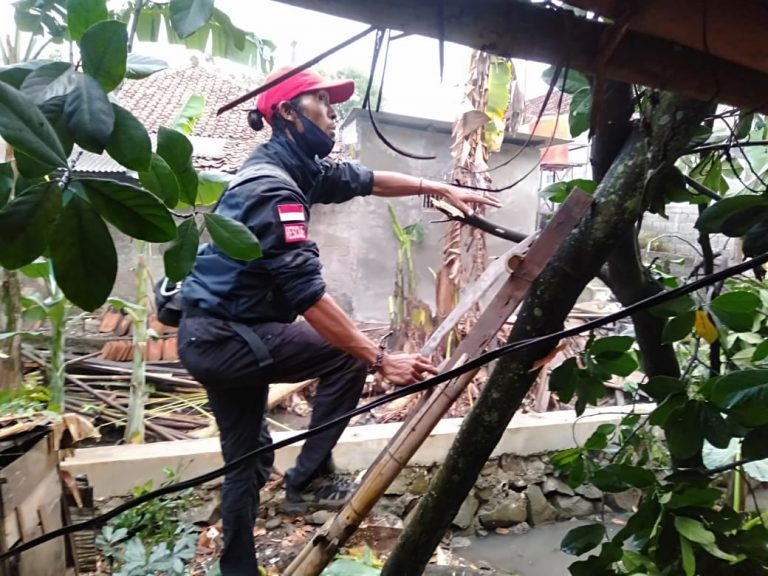 Akibat Angin Puting Beliung Puluhan Rumah di Depok Rusak