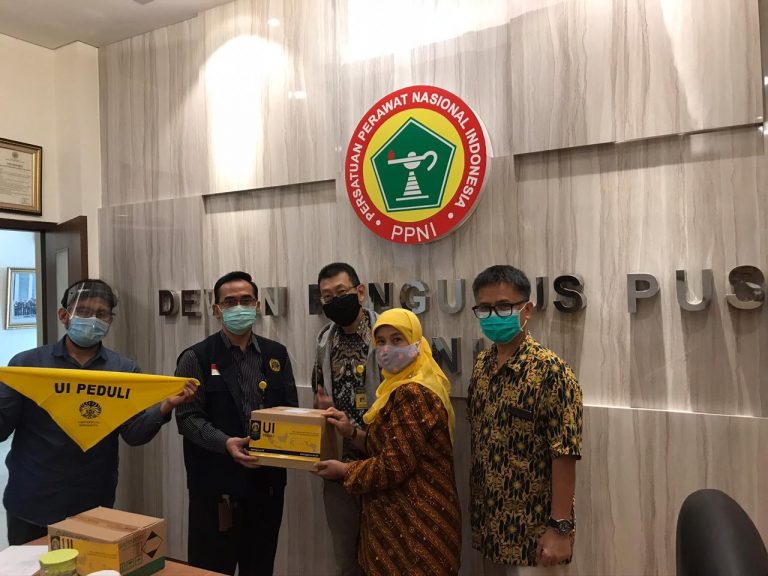 Peduli Perawat Indonesia, UI Salurkan Ribuan Botol Hand Sanitizer dan Alat Kebersihan Diri