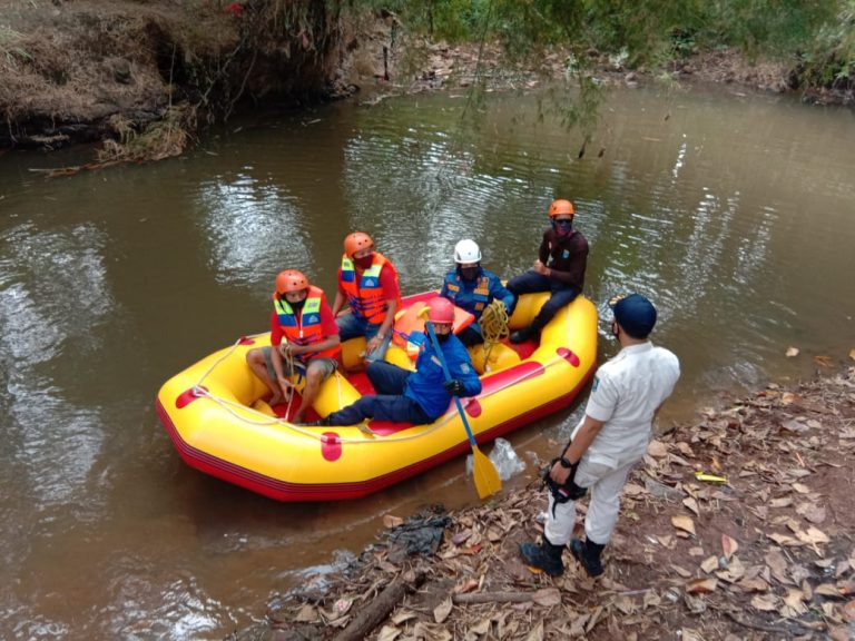Pasca Ditemukan Buaya di Kali Pesanggrahan, Damkar Depok Lakukan Penyisiran