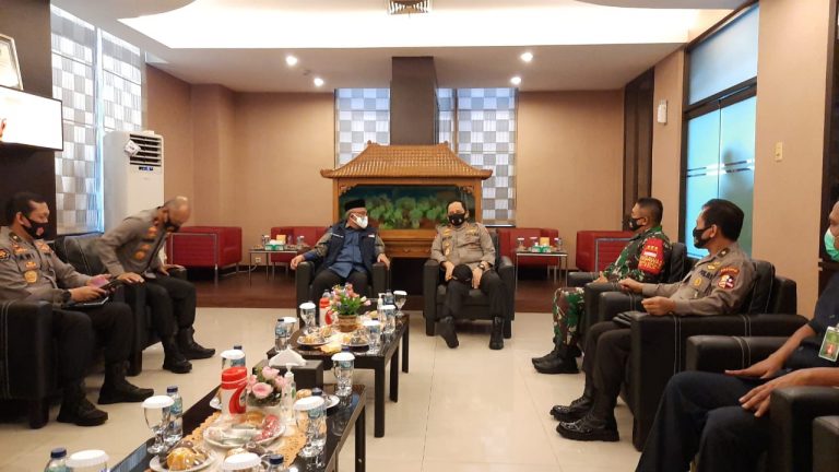 Pantauan Perkembangan Covid-19, Wakapolri Sambangi Pemkot Depok,