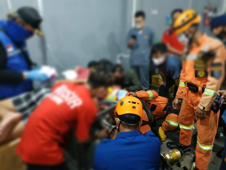 Damkar Depok Evakuasi Tangan Pria Masuk Mesin Penggiling Daging