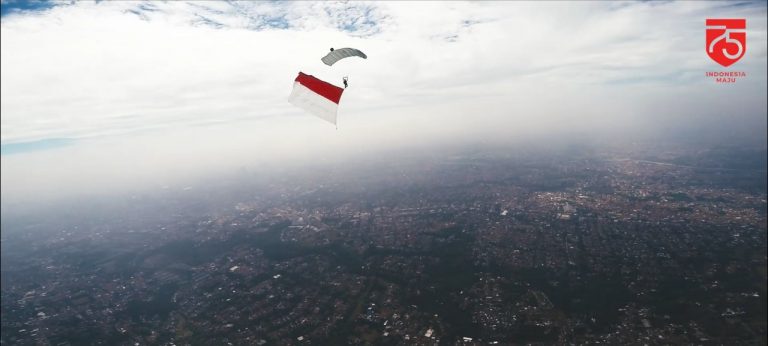 UI Bentangkan Bendera Merah Putih Berukuran Besar Di Langit Jakarta