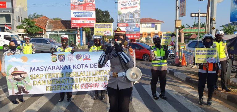 Satlantas Polres Metro Bersama Dishub Depok Berbagi Masker