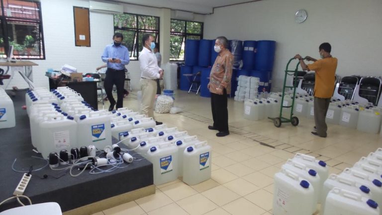 Fakultas Farmasi UI Donasikan 3.380 Liter Hand Sanitizer Batch Pertama bagi Fasyankes