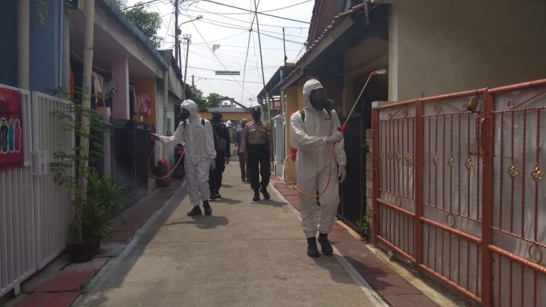 Timsat KBR Korps Brimob Gegana Polri Laksanakan Penyemprotan Disinfektan di Kelurahan Mekarjaya