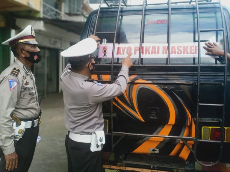 Kampanye Ayo Pakai Masker, Dirlantas Polda NTB Pasang Sticker di Kendaraan Umum