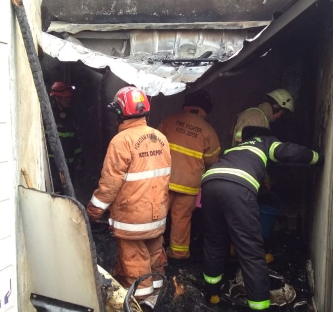 Akibat Puntung Rokok, Ruko di Komplek Apartemen Saladin Depok Terbakar