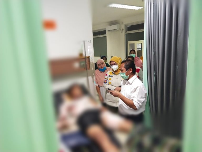 Satpol-PP Depok Tersengat Listrik Saat Copot Baliho Jelang Masa Kampanye