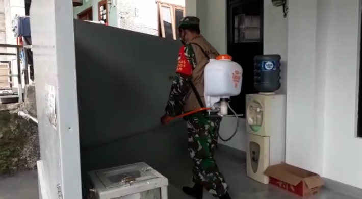 Sikapi SE Wali Kota, Babinsa Pangkalan Jati Baru Semprot Disinfektan Rumah Warga