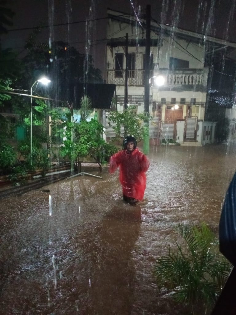 Dua Jam Diguyur Hujan, Depok Dikepung Banjir