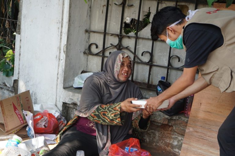 TurunTangan x KitaBisa, Membagikan Makanan Gratis untuk Orang Pinggiran