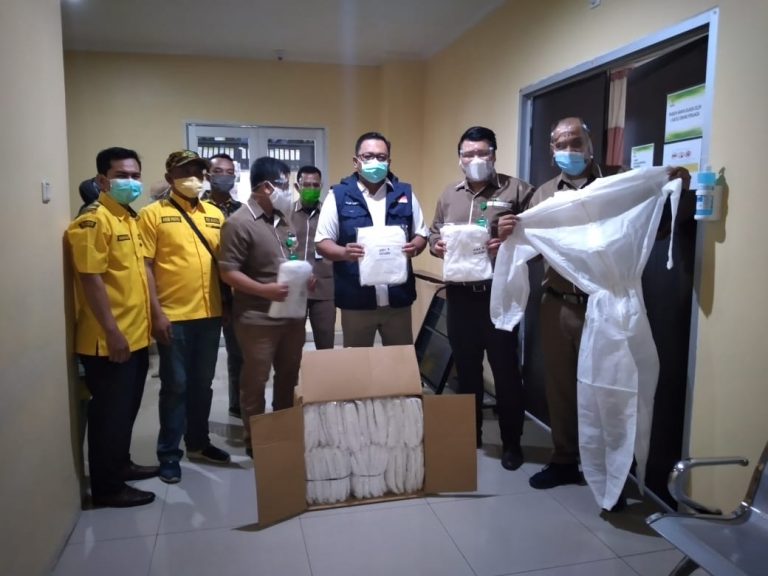 Bantu Tangani Covid-19, Pradi Supriatna Salurkan Ratusan APD