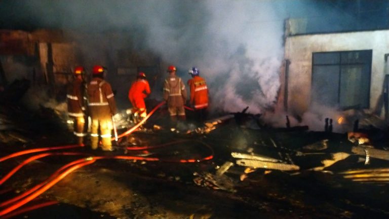 Kebakaran Hebat Hanguskan Warteg dan Dua Toko Kusen di Cilodong