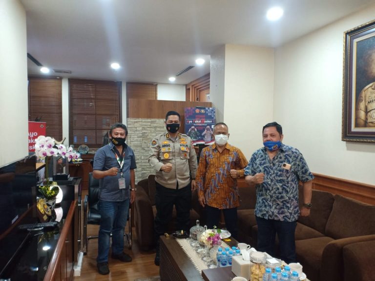 PWI Sambangi Kadiv Humas, Polri Bakal Siapkan Rompi Wartawan untuk Liput Demo