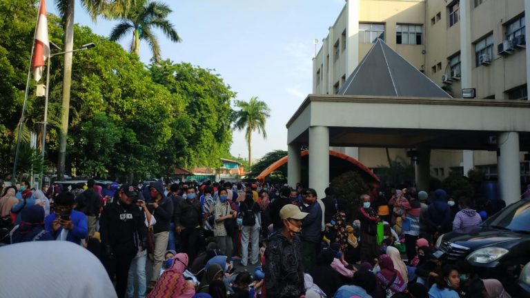 Terjadi Kerumunan Saat Pembagian Bantuan UMKM, Gubernur Banten Tegur Pemkot Tangerang