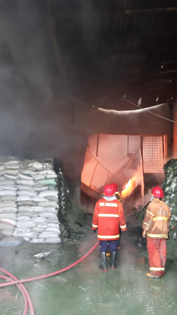 Diduga Korsleting Listrik, Gudang Bahan Baku Plastik di Tangerang Ludes Dilahap Si Jago Merah