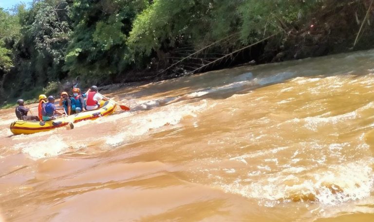 Siaga Bencana Musim Hujan, Damkar Depok Susur Sungai Ciliwung Bersama Relawan