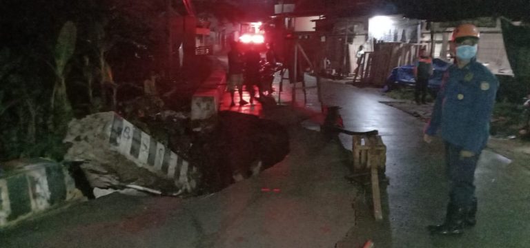 Hujan Deras Akibatkan Tanah Longsor dan Rumah Roboh di Depok